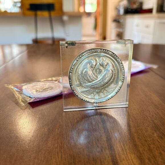 1940s Elgin American Lucite Compact | Sterling Silver Doves | NOS Puffs Included - Picture 4 of 13